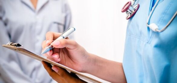 médico prescreve tratamento para dor lombar