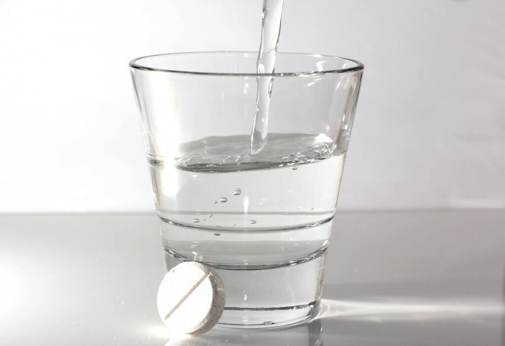 água e um comprimido para o tratamento da osteocondrose