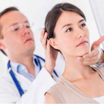 Um neurologista examina um paciente que está com dor no pescoço