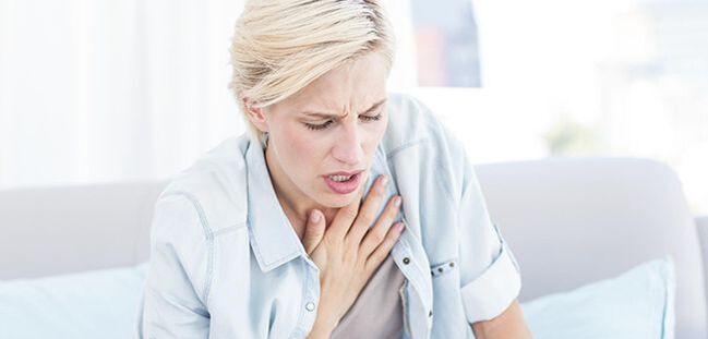 Com pleurisia, patologias cardíacas e neuralgia intercostal, a dor sob a omoplata esquerda pode ser acompanhada por grave falta de ar